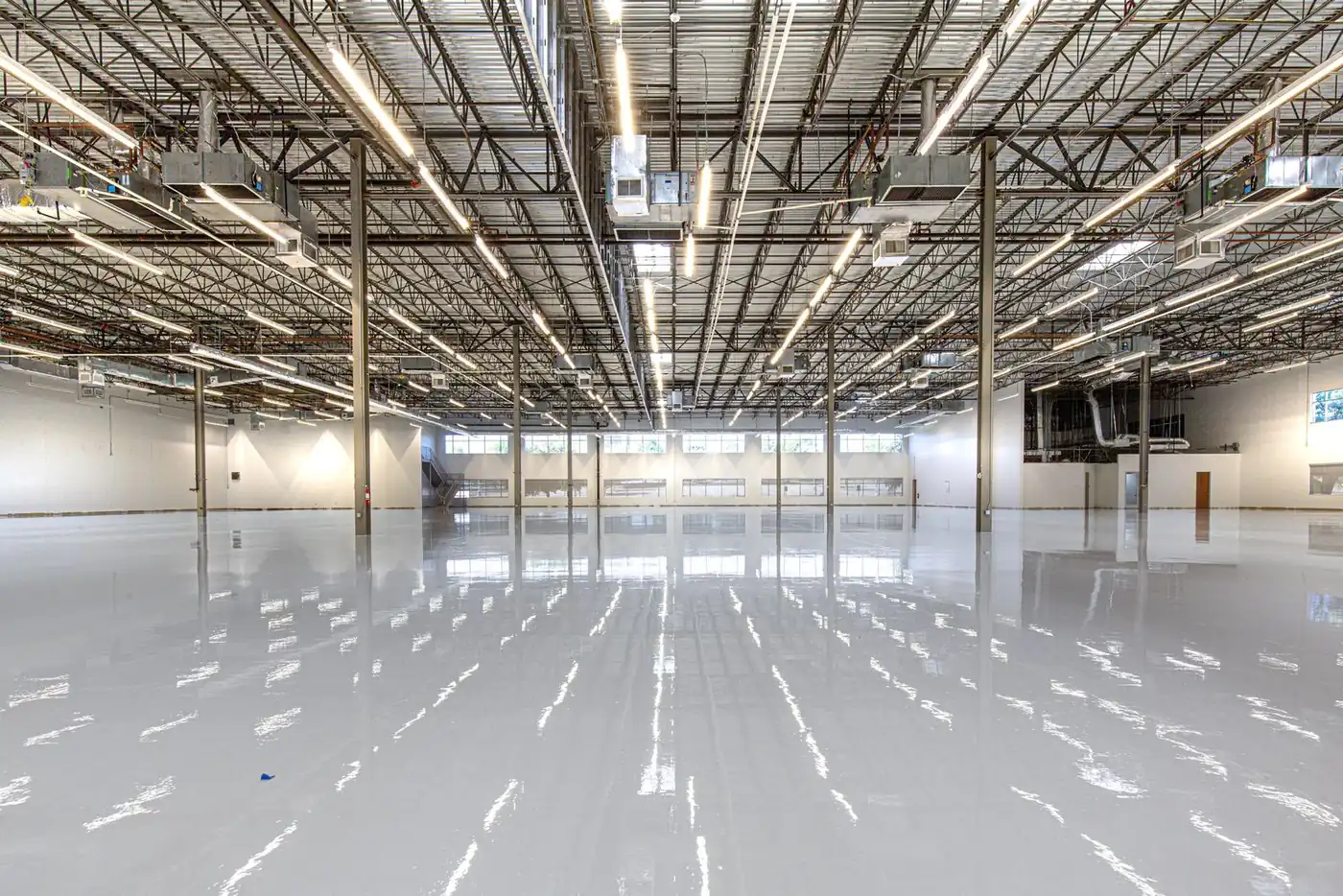 Glossy epoxy floor coating with a clear topcoat